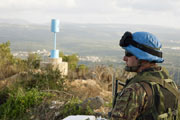 Un casque bleu de la FINUL le long de la "Ligne bleue" à la frontière entre le Liban et Israël
