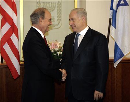George Mitchell et Benjamin Netanyahu à Jérusalem. L'émissaire américain et le Premier ministre israélien ont décidé de se revoir vendredi, après avoir achevé mercredi sans aucun signe de progrès une nouvelle série de discussions sur le dossier des colonies juives de Cisjordanie.